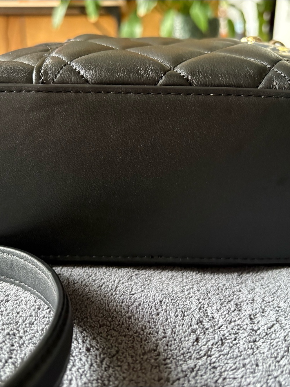 kate spade Casey trunk bag black quilted crossbody with gold chain - Picture 3 of 6